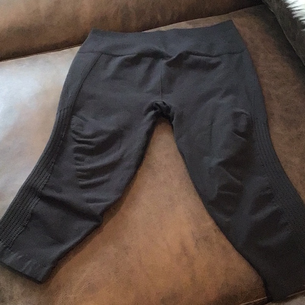Lululemon Black Compression Cropped Leggings - image 3